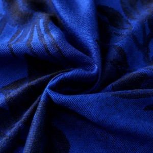 China Venta al por mayor de bufandas con estampado floral de moda, chales y abrigos para damas, fabricante de China