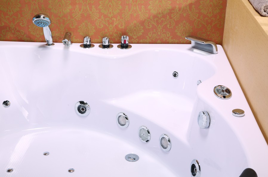 Egg-Shaped Bathtub from Mastella - Vov Italian bathtub design