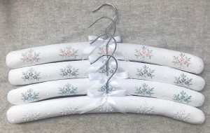 Provide Custom Packaging Luxury Padded White Cotton Clothes Hangers with Beautiful Flower Embroidery