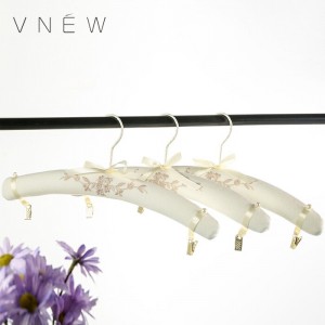 High Quality Satin Hanger Padded Fabric Hanger for wedding Wardrobe Closet Dress hanger stand with clip
