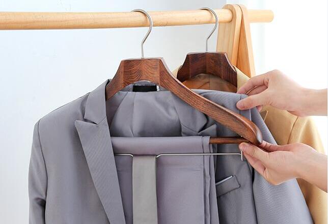 What are the different types of clothes hangers? Option 3：Suit hangers