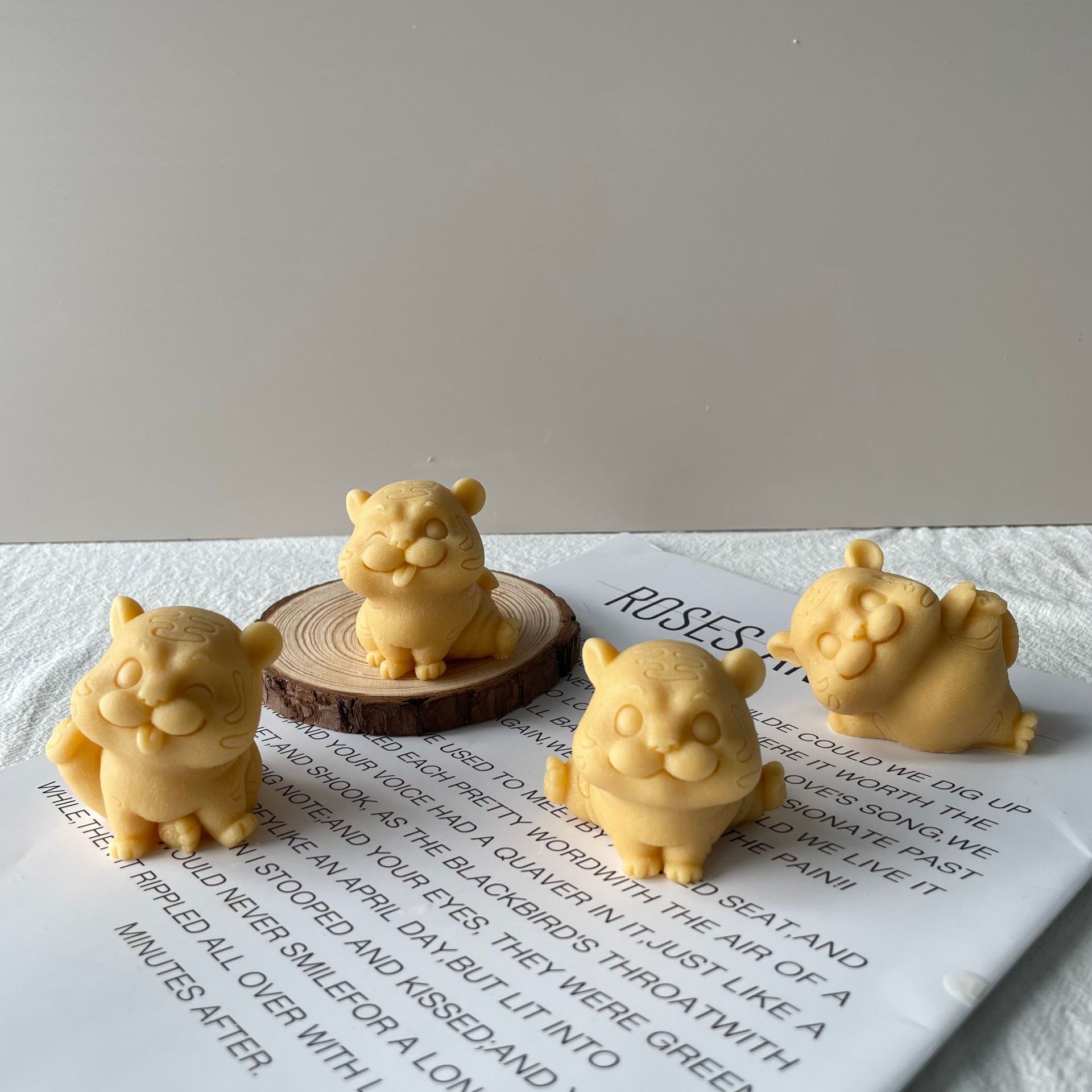 J6-96 2022 Apẹrẹ Tuntun Cute Tiger Silicone Soap Mold DIY Gypsum Awọn ohun ọṣọ Ṣiṣe Mold 3D Tiger Silicone Candle Mold