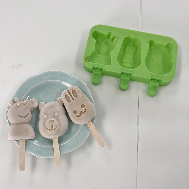 Diy 식품 학년 Bpa 무료 아이스 볼 메이커 도구 아이들을위한 뚜껑 실리콘 아이스 캔디 아이스크림 몰드가있는 만화 아이스 큐브 팝 트레이