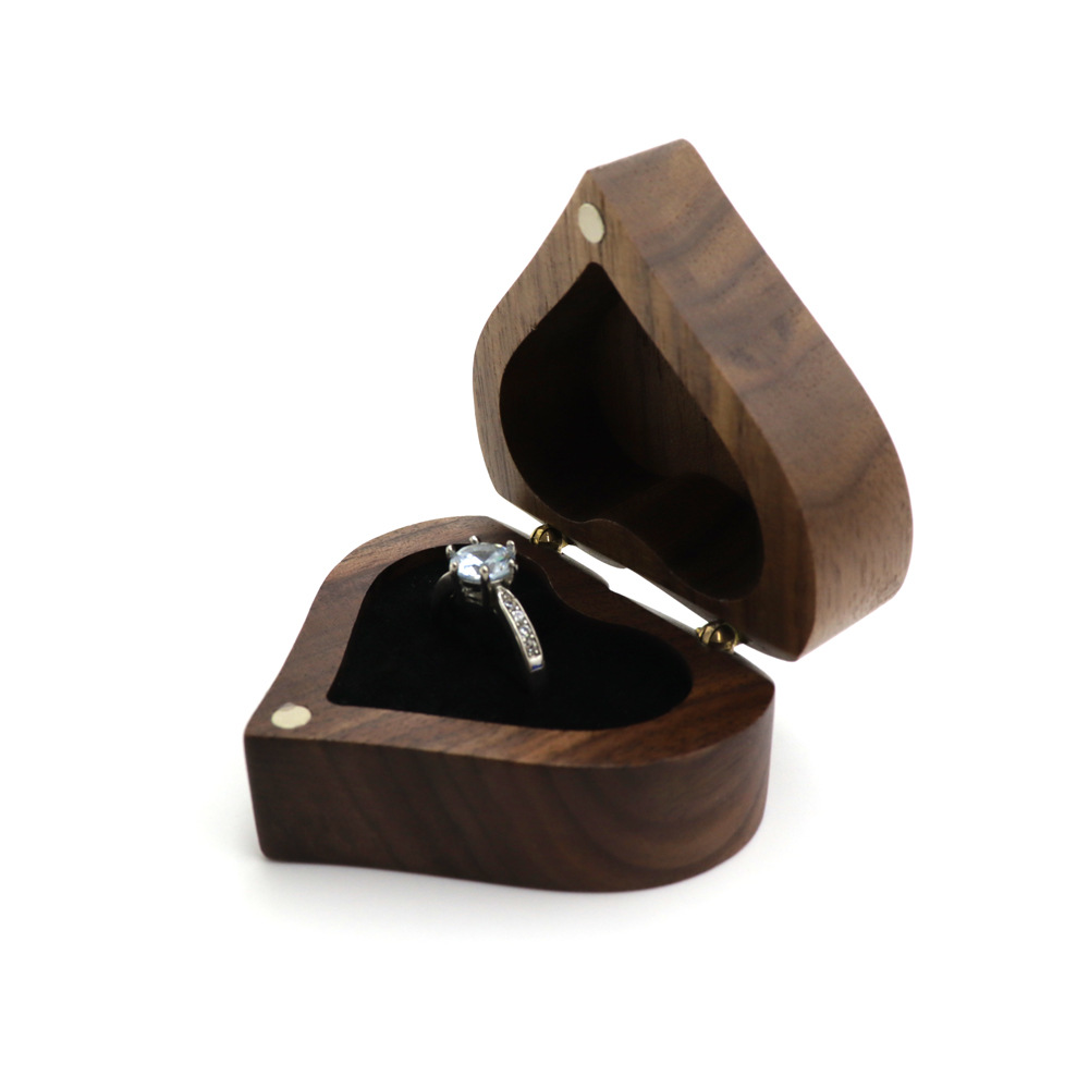 Caja de madera en forma de corazón