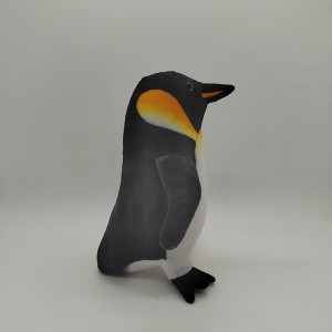Karsti pārdodas mīkstas pildītas pingvīnu rotaļlietas