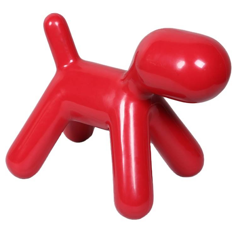 Aukštos kokybės mielas rotomoldingo dekoravimo šuniukas, eksponuojamas svetainėje