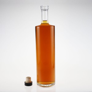 Prozorna nordijska okrogla prazna steklenica žgane pijače rum, viski, gin, vodka, steklenica za alkoholne pijače
