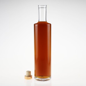 Прилагодено стаклено шише со рум од 750 ml