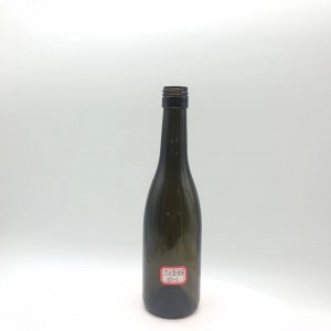 Zeleno smeđa staklena boca suhog crvenog vina od 750 ml, bijelo smeđa s čepom