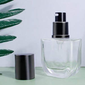 Propra Kosmetika Pakado 30ml Kaŝa Fundamenta Botelo Kun Spray Kaj Ĉapo