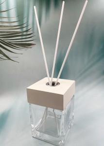 Visoko preporučeni luksuzni kvadratni difuzor od trske s drvenim poklopcem pogodan za kvadratnu bocu difuzora
