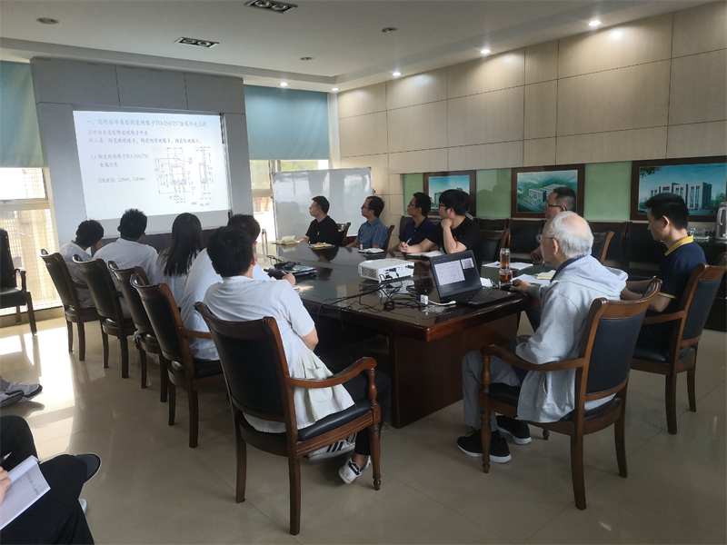 الأستاذ في جامعة تسينغهوا جيا سونغليانغ يلقي محاضرة عن عوازل السيراميك في جيتاي