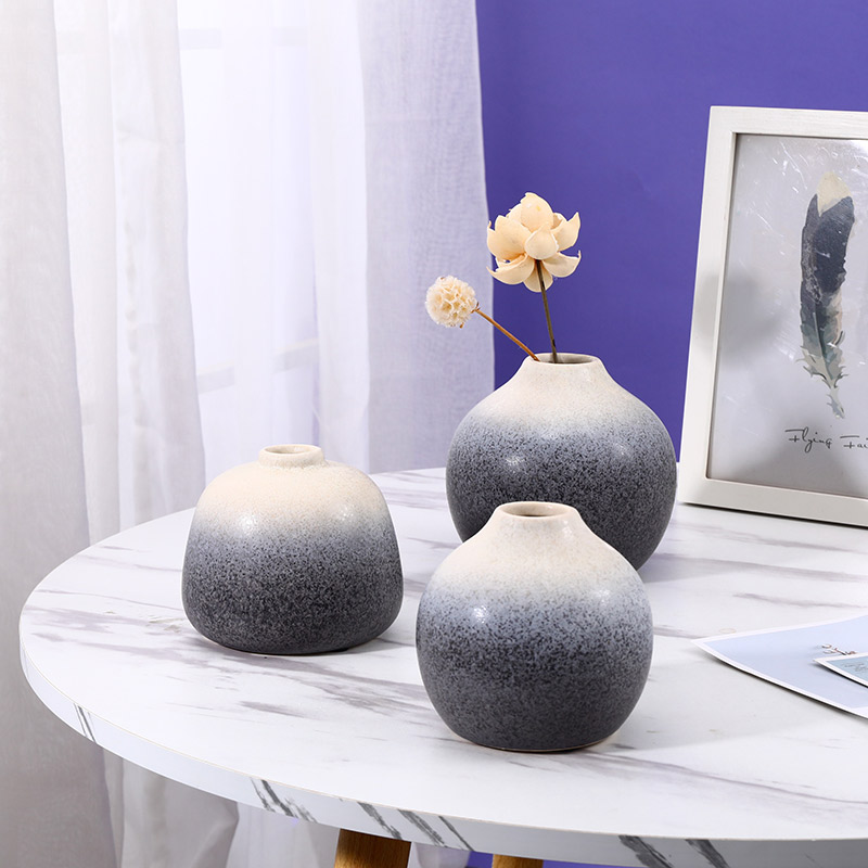 Różne rozmiary i wzory wazonów ceramicznych z matowym wykończeniem