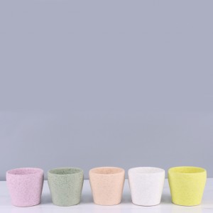 A serie di vasi da fiori in ceramica cù smaltu matte frescu è elegante