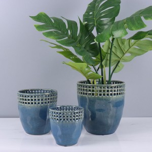Blaue, reaktive Blumenvase aus Keramik mit ausgehöhltem Design und Punkten