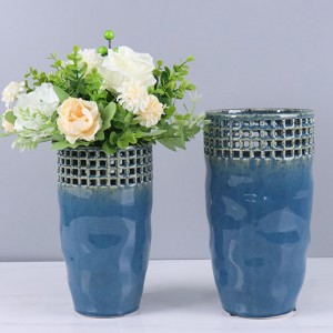 تصميم مجوف باللون الأزرق التفاعلي مع مزهرية زهور من السيراميك ذات نقاط