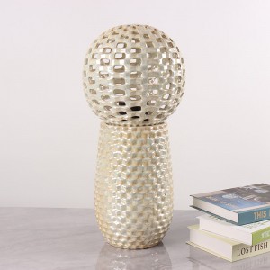 Šuplja keramička svjetiljka posebnog oblika, ukras za dom i vrt
