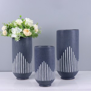 Vroče prodajana mat temno siva keramična vaza za rože z nepravilnimi usti