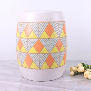 Decoração moderna para casa com padrão geométrico de banquinho de cerâmica