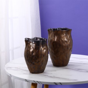 Jedinstvena keramička posuda i vaza za uređenje doma s nepravilnom površinom