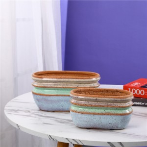 Ručno rađena glazirana keramička saksija i vaza jedinstvenog oblika u šarenom stilu