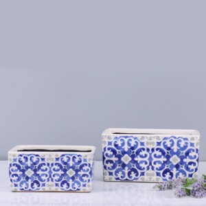 Fioriera in ceramica dal design cinese con una vivace tavolozza di colori blu