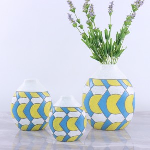 Кароткае апісанне серыі керамічных ваз з тонкім і элегантным геаметрычным узорам у памеры носьбіта: