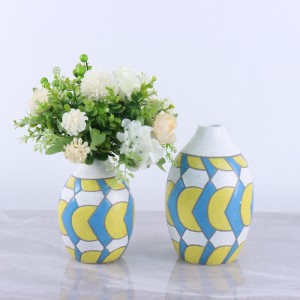 Delicata & Elegantia Geometrica Pattern Media Size Ceramic Vase Series Brevis Description: