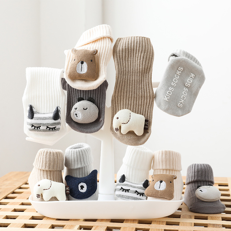 Sifot Wholesale Spring Soft Cotton Compression Achangozvarwa Masokisi Akareba 3D Katuni Mhuka Isina-kutsvedza Grip Baby Socks Featured Image