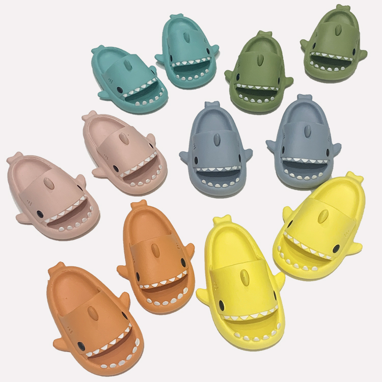 Pantoufles de diapositives de requin de plage d'enfants d'Andult mignons d'été faits sur commande Image en vedette