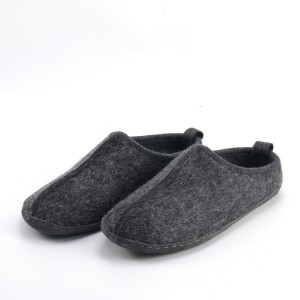 Pantofole in feltro domestico in misto lana bollita, confortevoli e respirabili per interni.