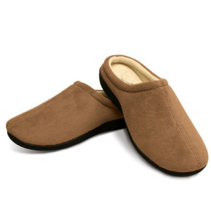 Ụmụ nwoke oyi na-ekpo ọkụ owu n'èzí slippers