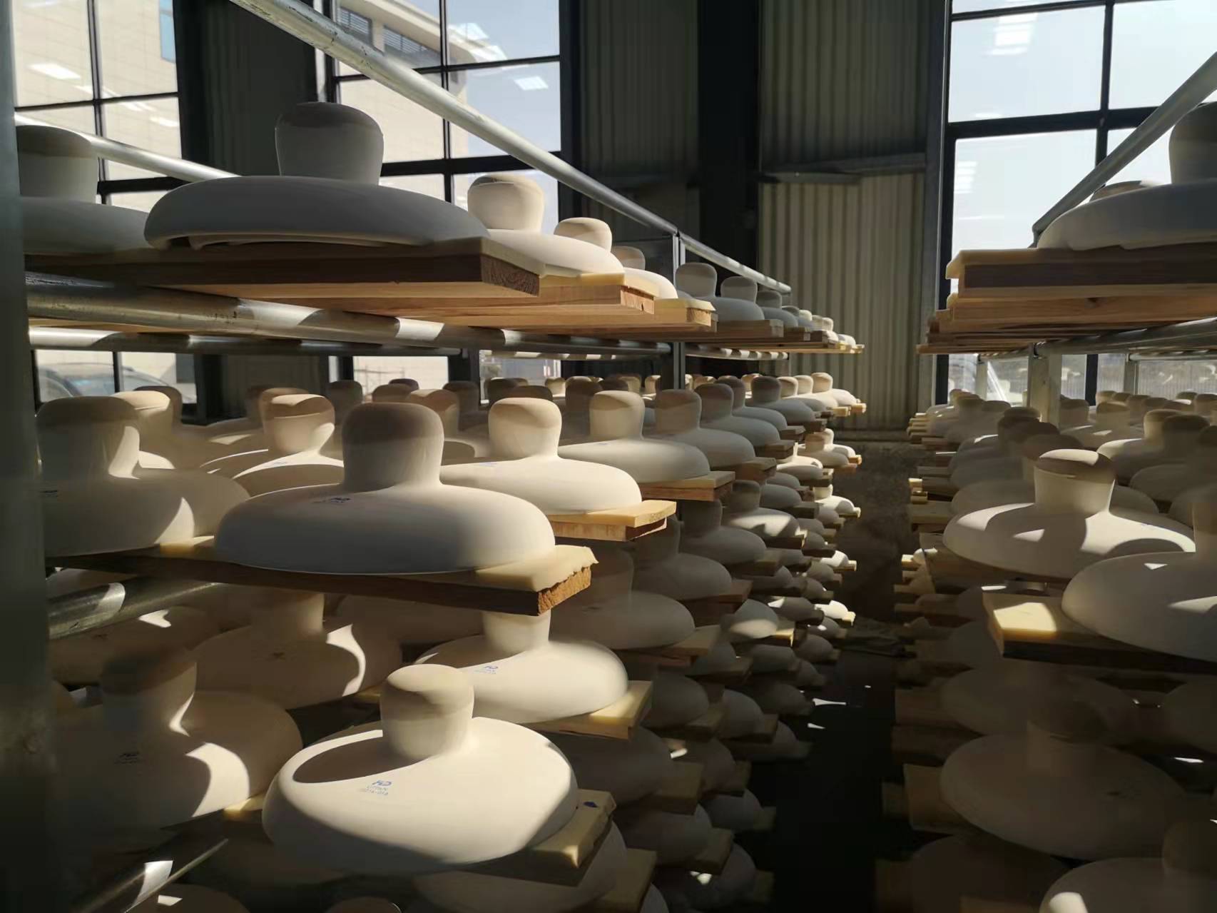 20.000 μονωτήρες δίσκου και 25.000 Αντιρρυπαντικά (διπλό υπόστεγο) Insualtors Porcelain Suspension που εξάγονται στη Βόρεια Αμερική βρίσκονται στην παραγωγή