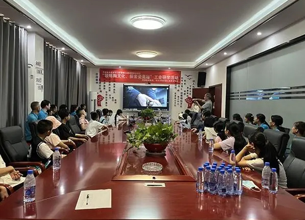Luxi, επαρχία Jiangxi: «Εξερεύνηση» «εμβυθιστική» πόλη της ηλεκτρικής πορσελάνης για τα παιδιά που έμειναν πίσω