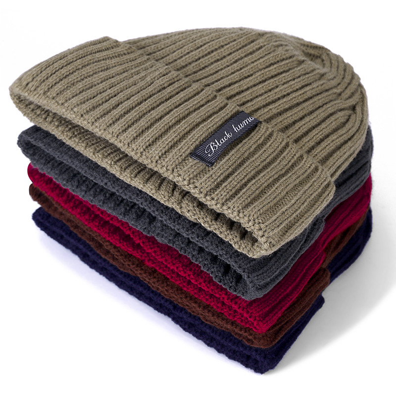 Зимна плетена шапка с тъкан етикет Представено изображение