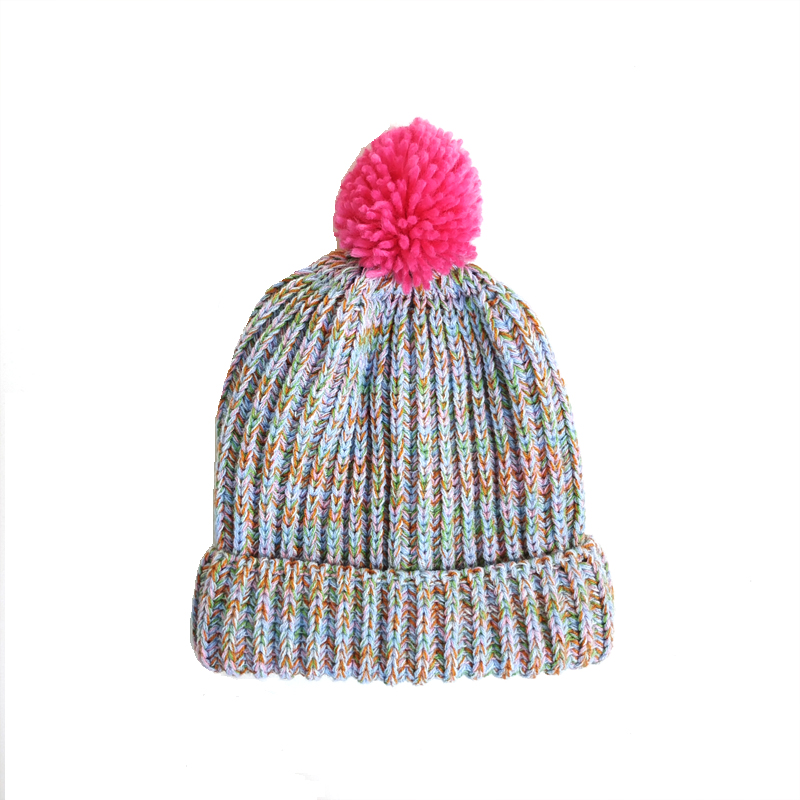 Шапка-шапка с помпон от разноцветна прежда