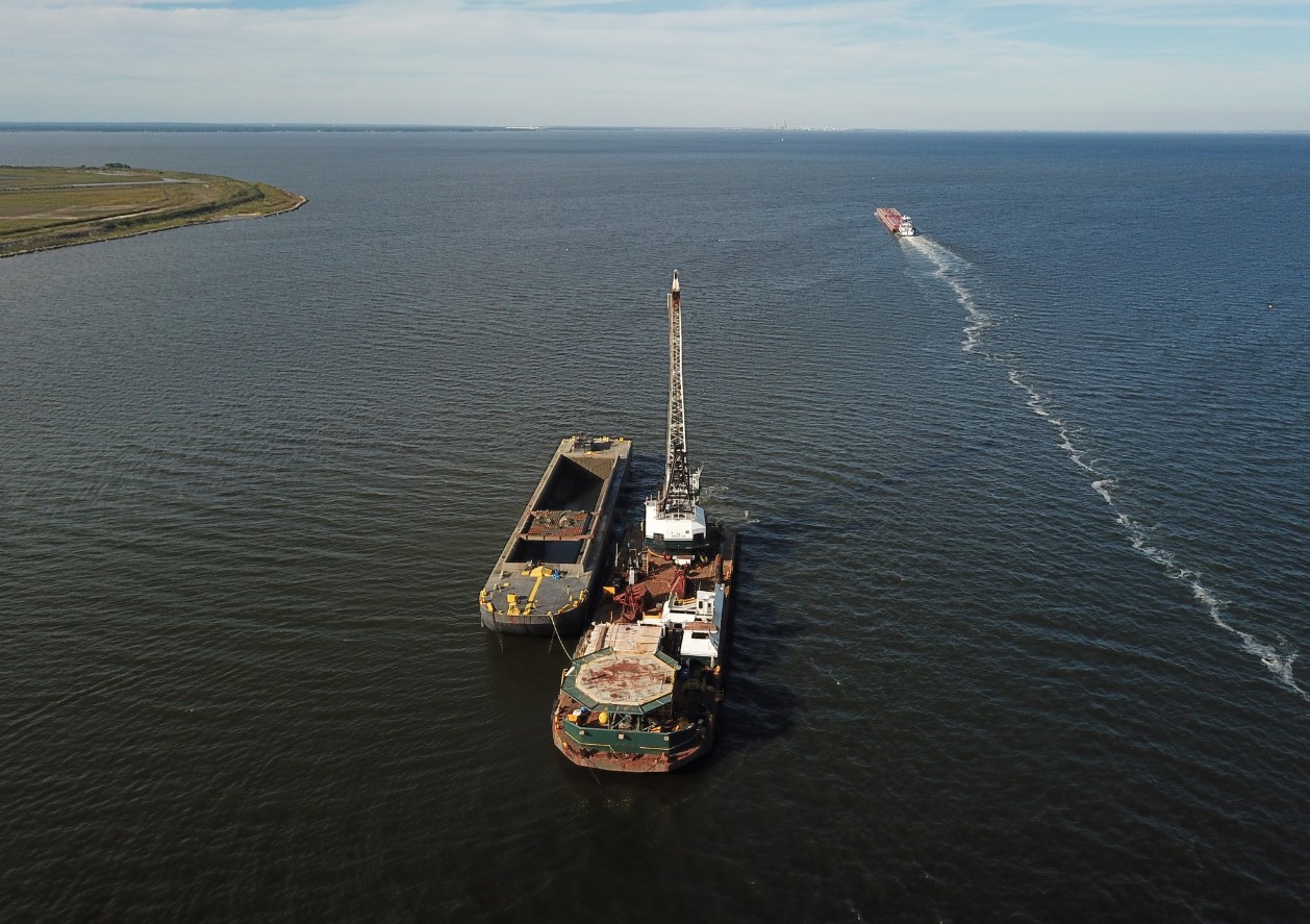 Dutra dredges busy in Mobile Ship Channel