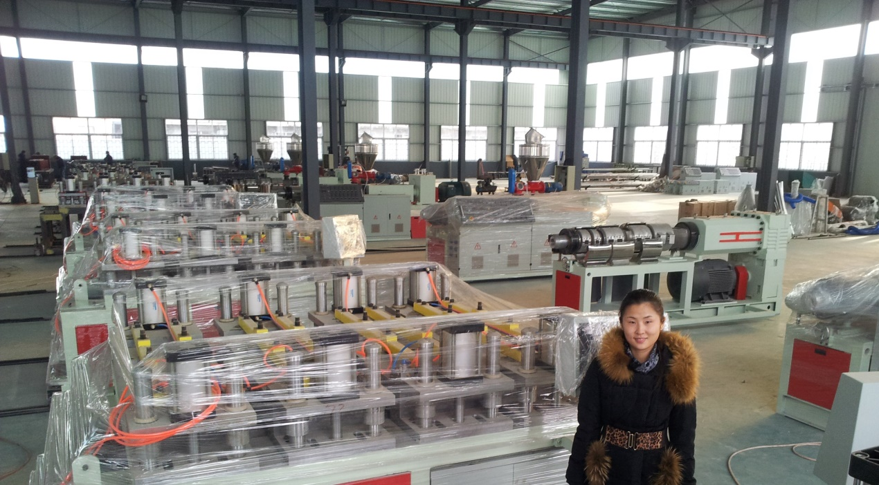 Fampisehoana mahomby amin'ny Chinaplas 2023 ao amin'ny Shenzhen China PVC foam board extrusion line