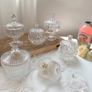 Moderne, klassische Weihnachtsgläser mit Fuß, Klarglas-Teelichthalter mit dekorativen Deckeln
