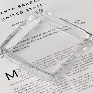 Scrumieră personalizată cu ridicata Scrumieră pătrată de sticlă pentru trabucuri Tavă de scrumieră din sticlă de cristal