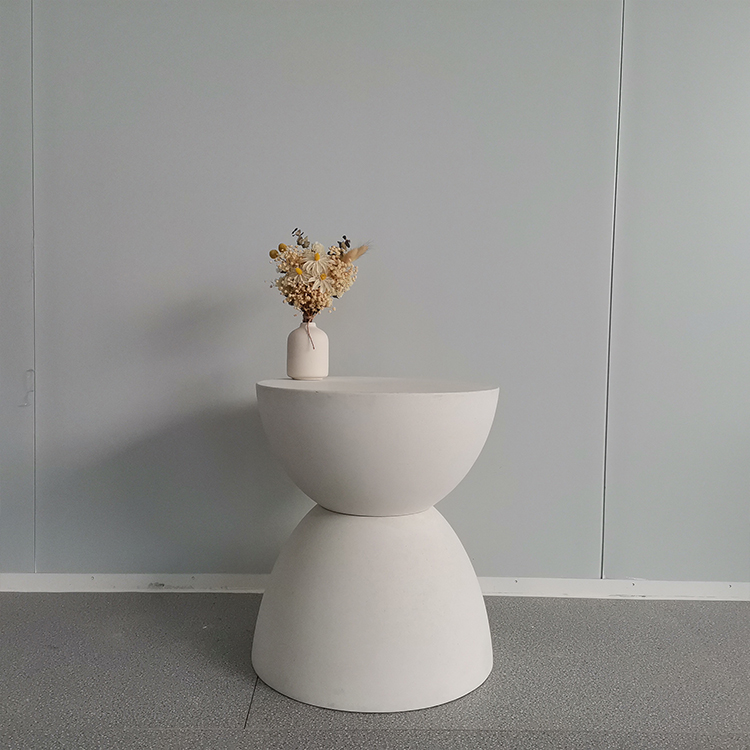 Tavolino laterale in cimentu in stile minimalista in forma di clessidra