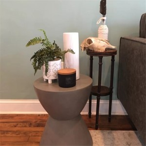 Homokóra alakú, minimalista stílusú beton kisasztal