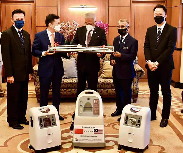 Konsentrator oksigen JUMAO 100 unit diserahkan kepada Perdana Menteri Datuk di Gedung DPR
