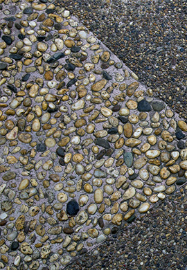 ロックスライスと色付きの砂と小石