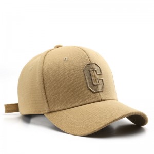 Klasična bejzbolska tatina kapa s izvezenim slovom C. Kapa