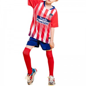 กางเกงขาสั้นฟุตบอลเจอร์ซีย์ฟุตบอลแบบกำหนดเองและชุดยอดนิยมชื่อทีม / หมายเลข / โลโก้เหมาะสำหรับเด็ก