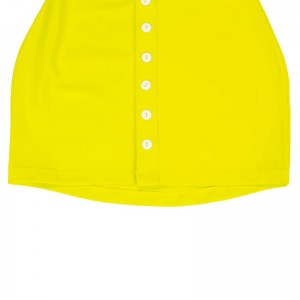 女性の黄色のニットシャツ