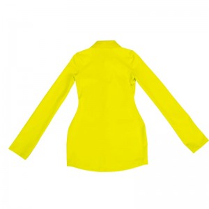 女性の黄色のニットシャツ