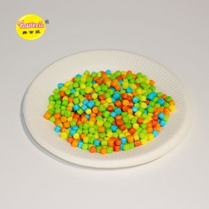 Coche de carreras Faurecia de juguete con caramelos de colores.