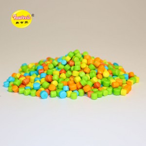 Coche de carreras Faurecia de juguete con caramelos de colores.